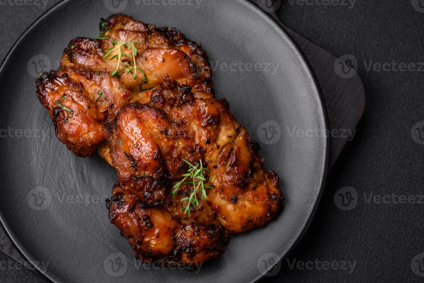 utsökt bakad kyckling kött med salt, kryddor och örter foto