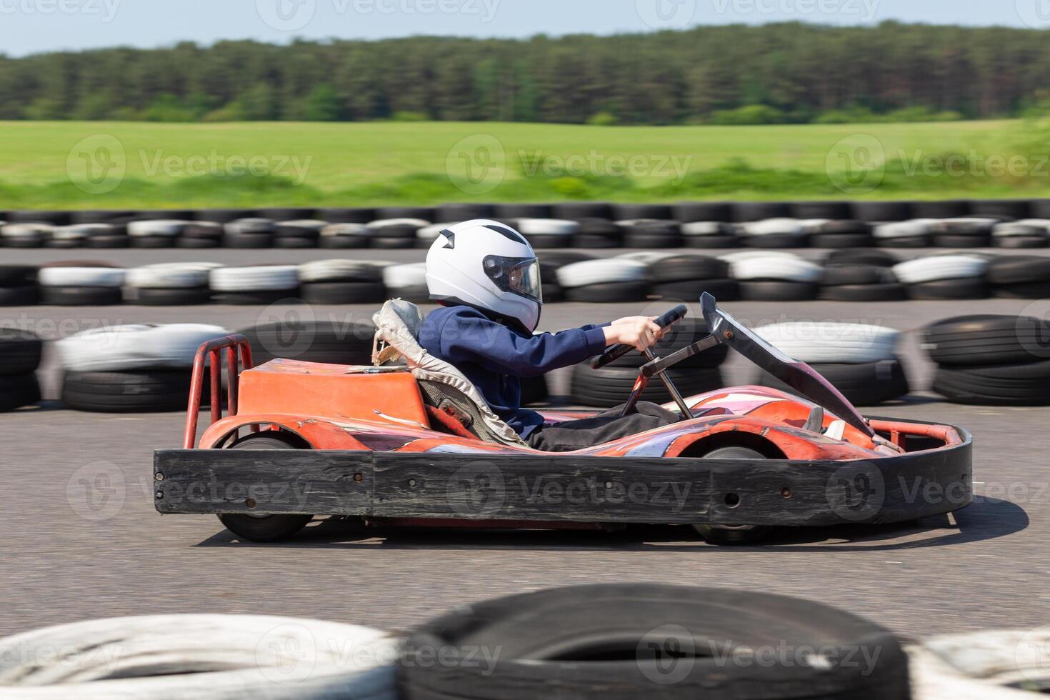 ungdom gå kart racer på Spår. foto