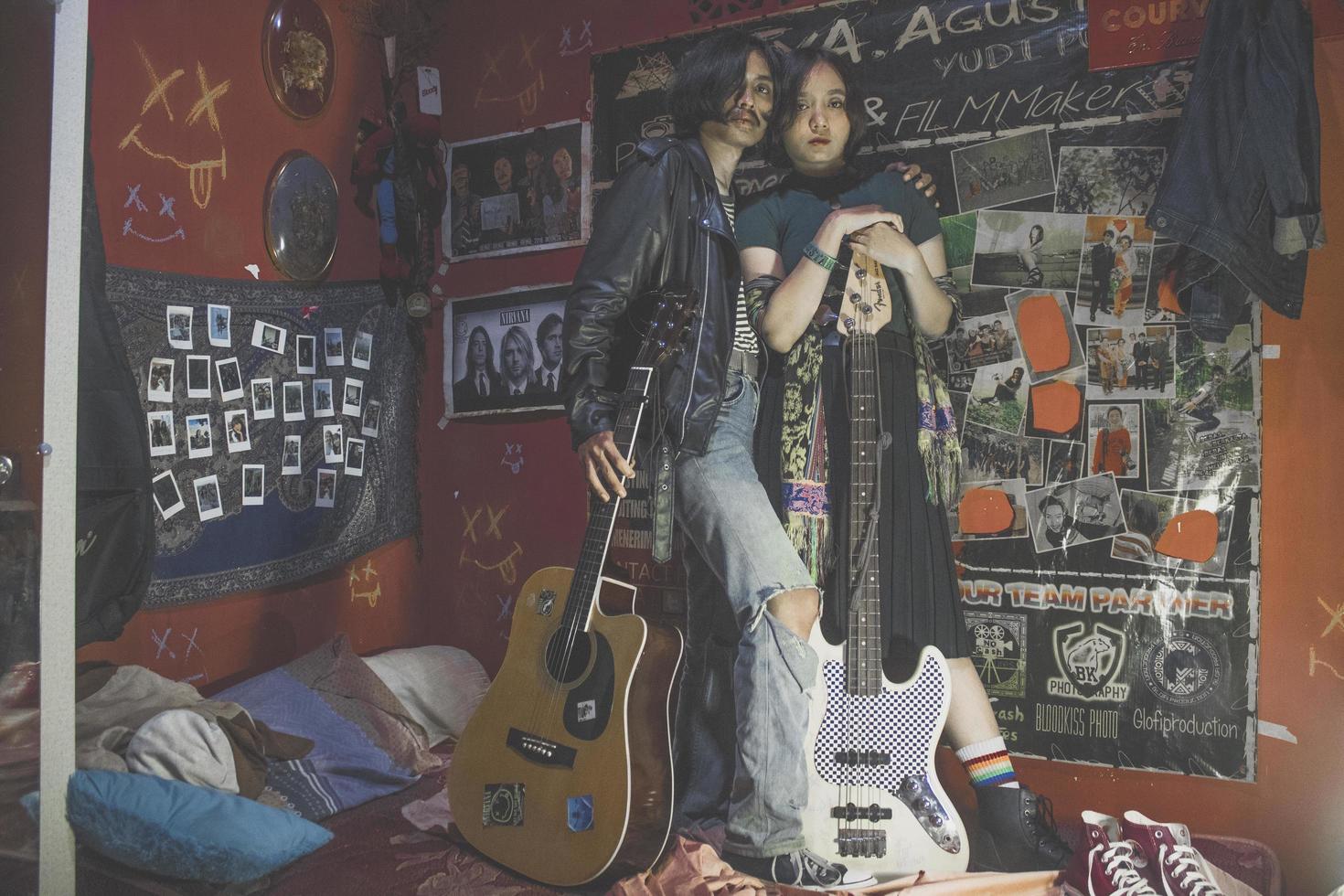 jakarta, indonesien, 2021 - ungt par som står i ett rum fullt av rock and roll-memorabilia foto