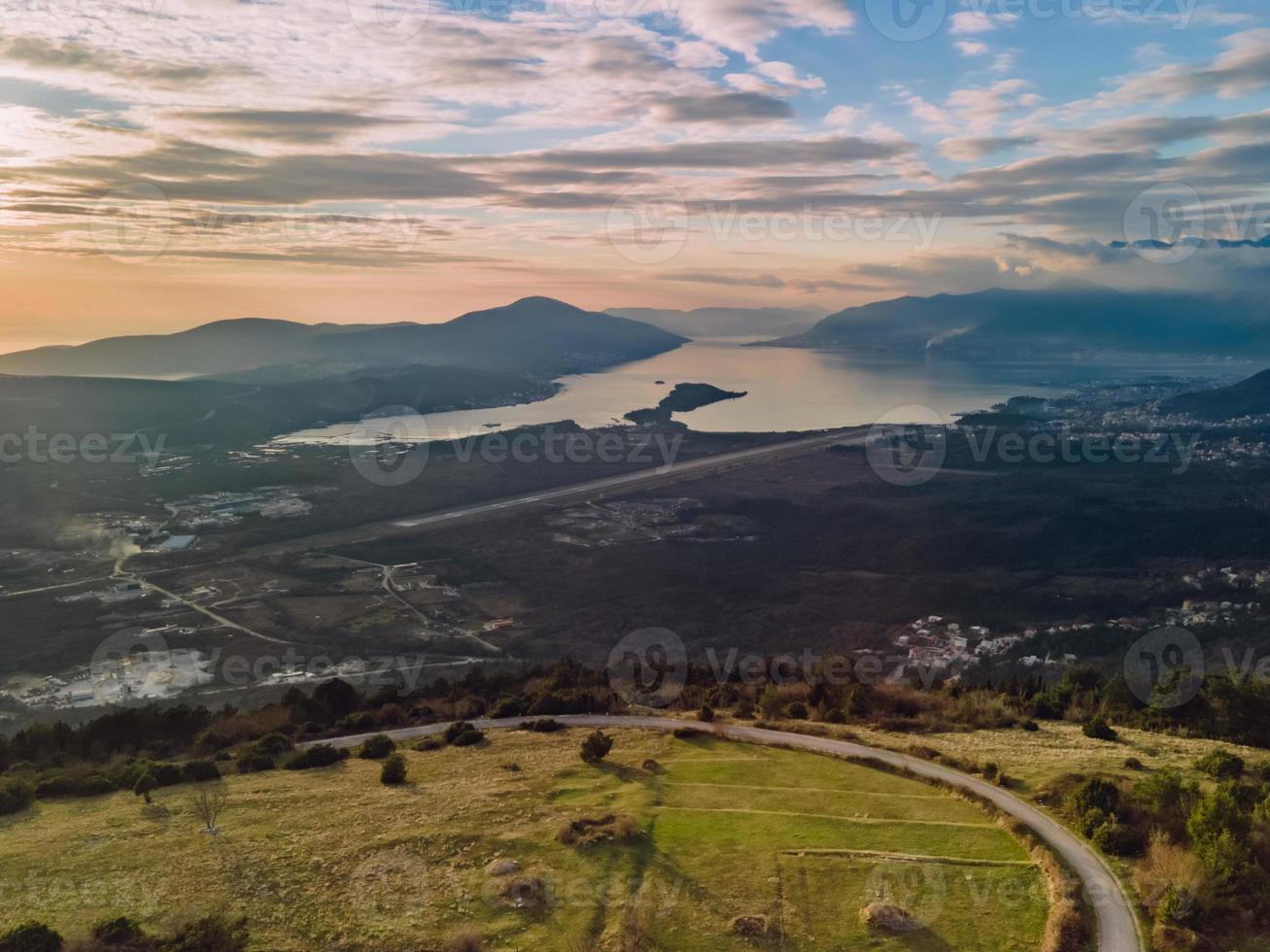 Flygfoto över grönt fält och Tivat Bay och flygplats i Montenegro foto