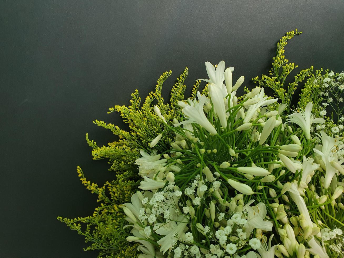 inredning och blomsterarrangemang med naturliga blommor foto