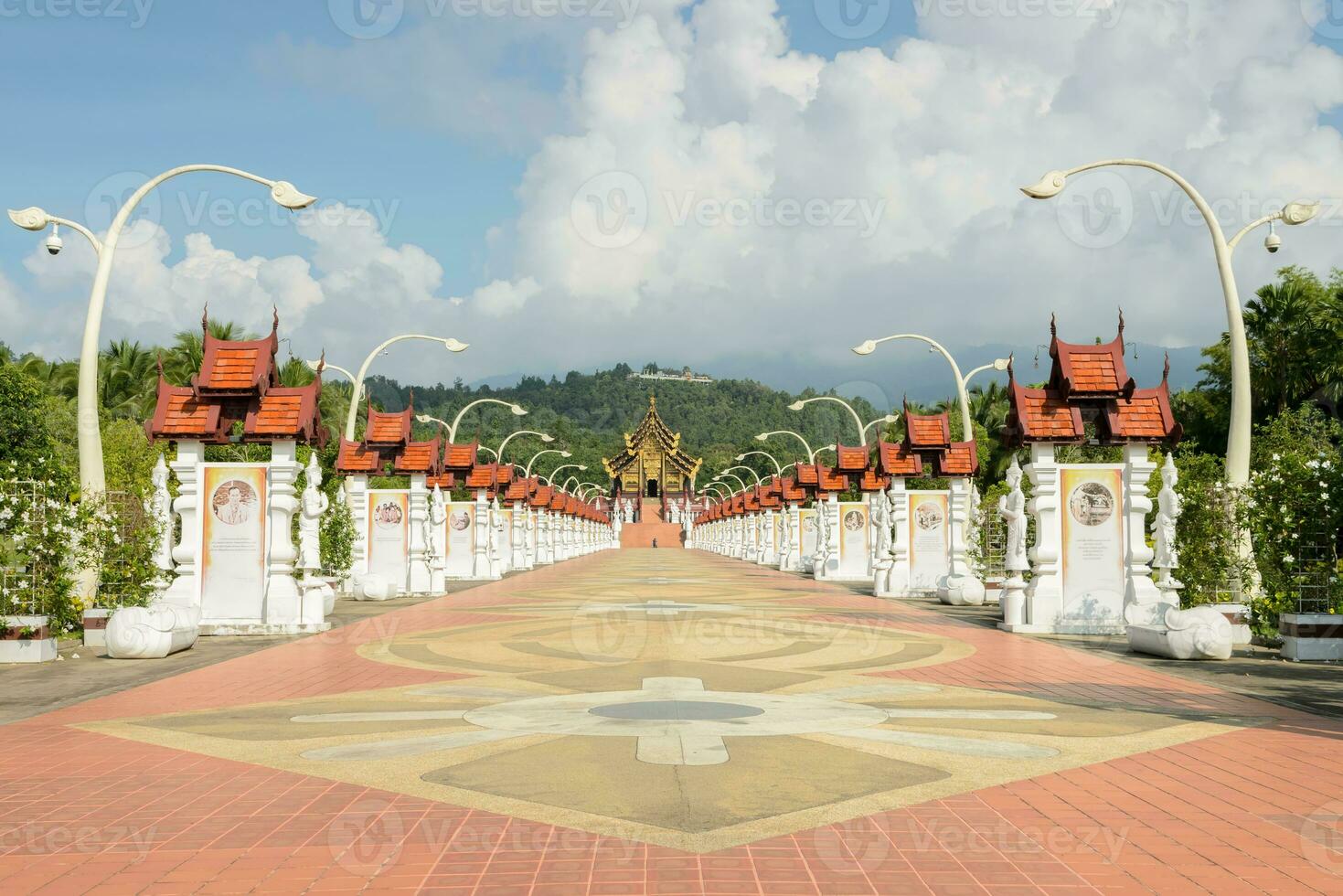 skön gångväg till de kunglig paviljong i lanna stil, thailand foto