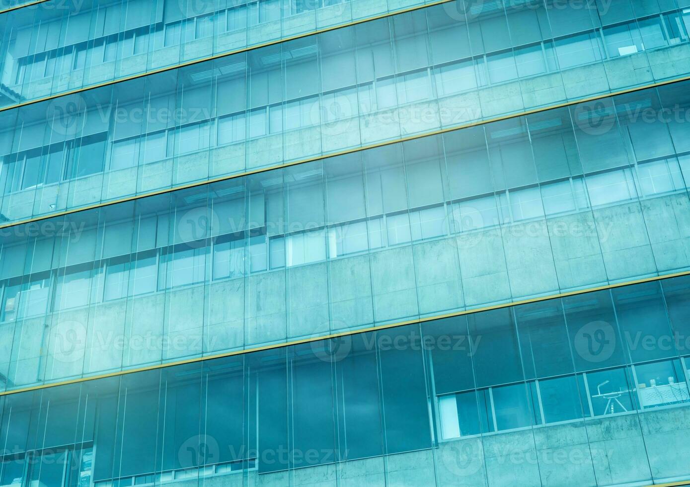 modern hållbar grön glas kontor byggnad. exteriör se av företags- huvudkontor glas byggnad arkitektur. energieffektiva byggnad. finansiell företag Centrum. glas fönster av företag. foto