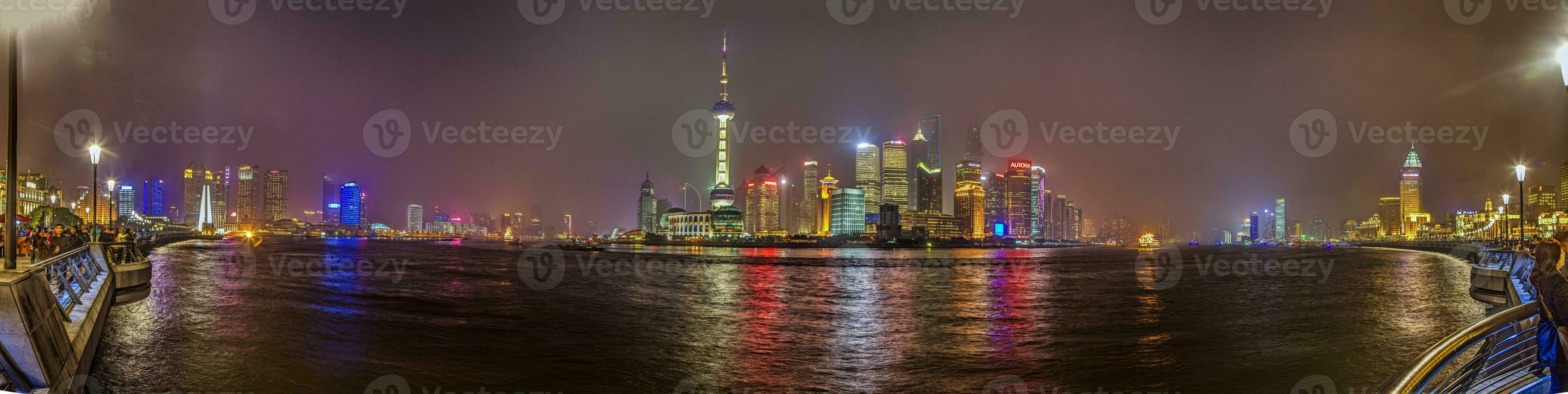 se över de huangpu flod på de bund i shanghai foto