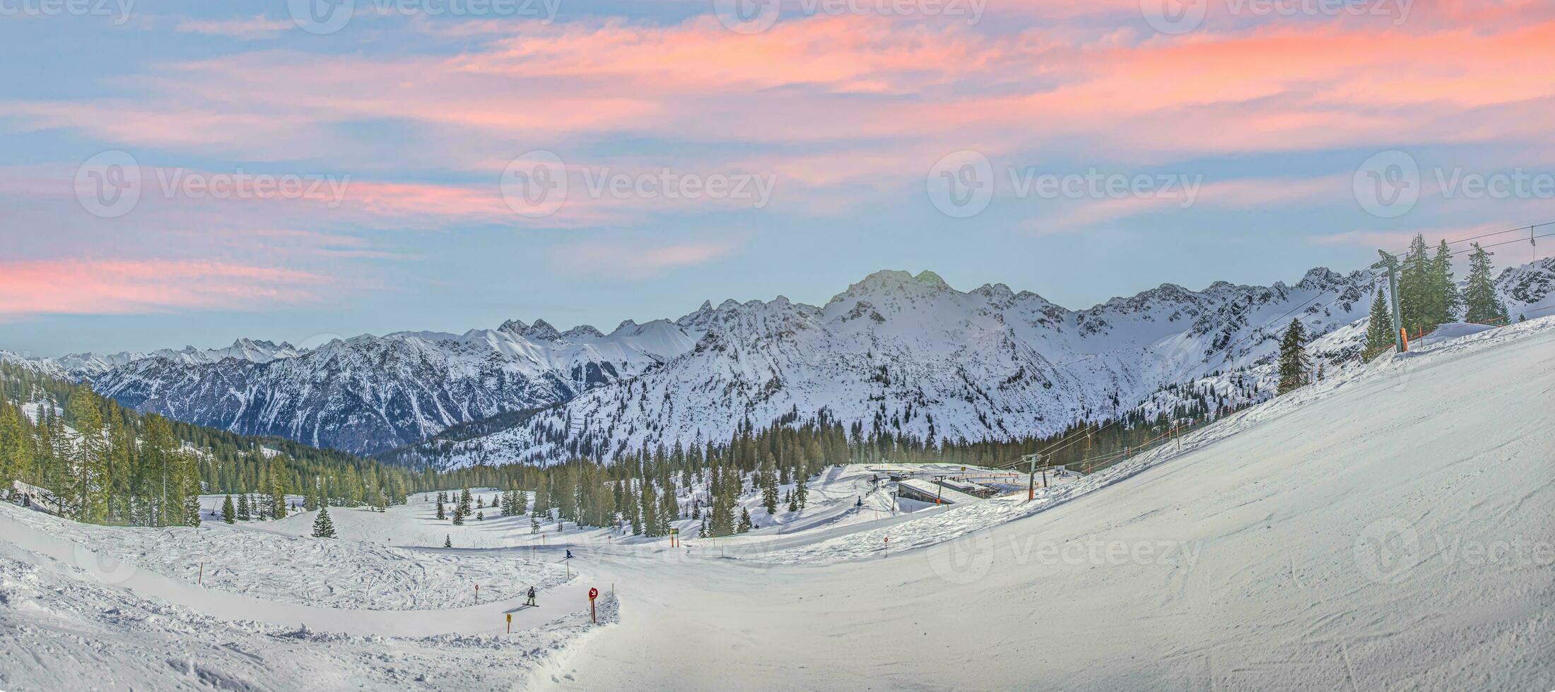 panorama- bild av en åka skidor backe i ifen åka skidor tillflykt i kleinwalsertal dal i österrike foto