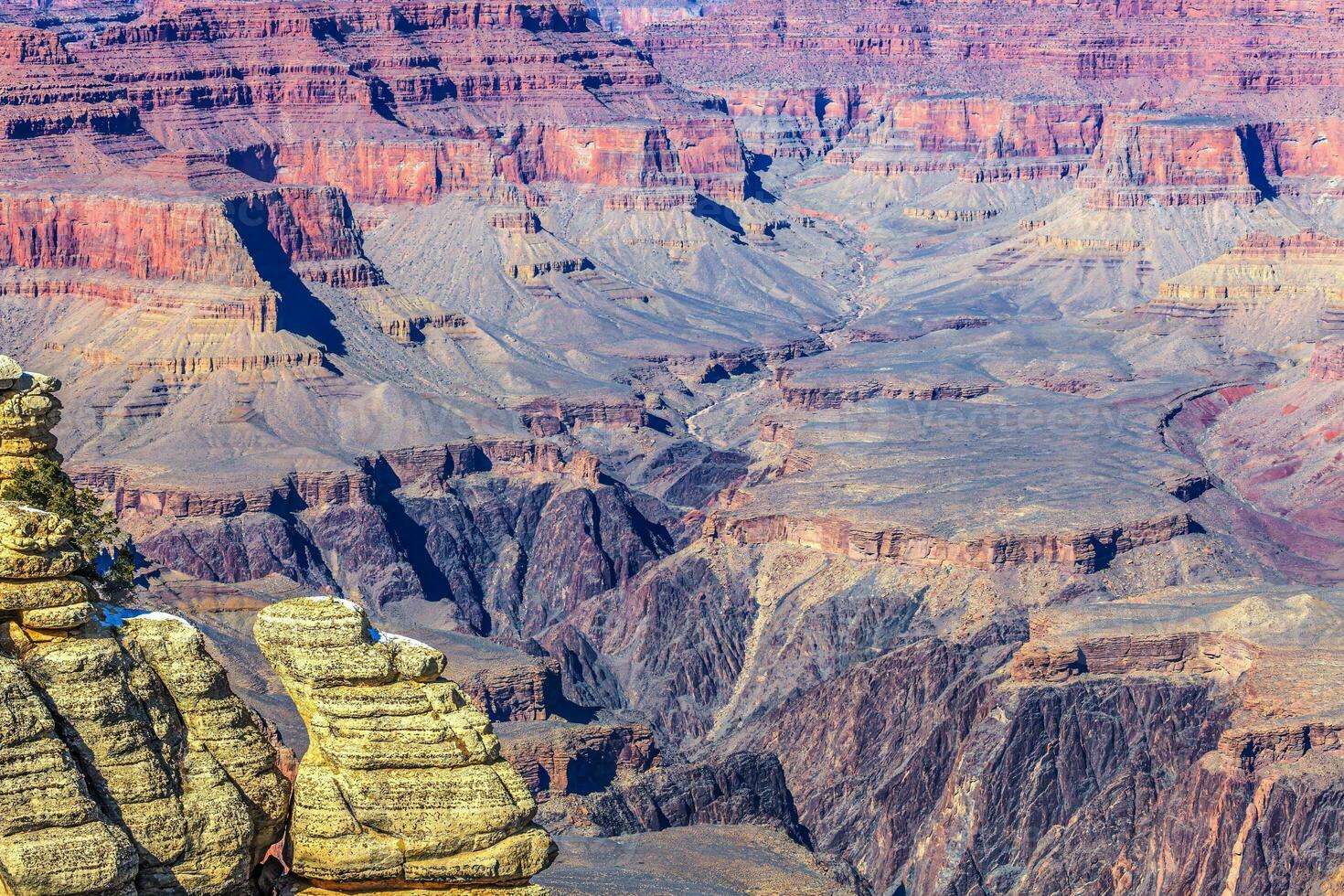bild på de färgrik sten formationer av de stor kanjon i de morgon- ljus foto