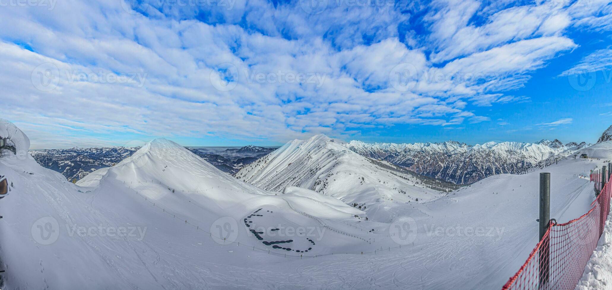 panorama- bild av en åka skidor backe i kanzelwand åka skidor tillflykt i kleinwalsertal dal i österrike foto