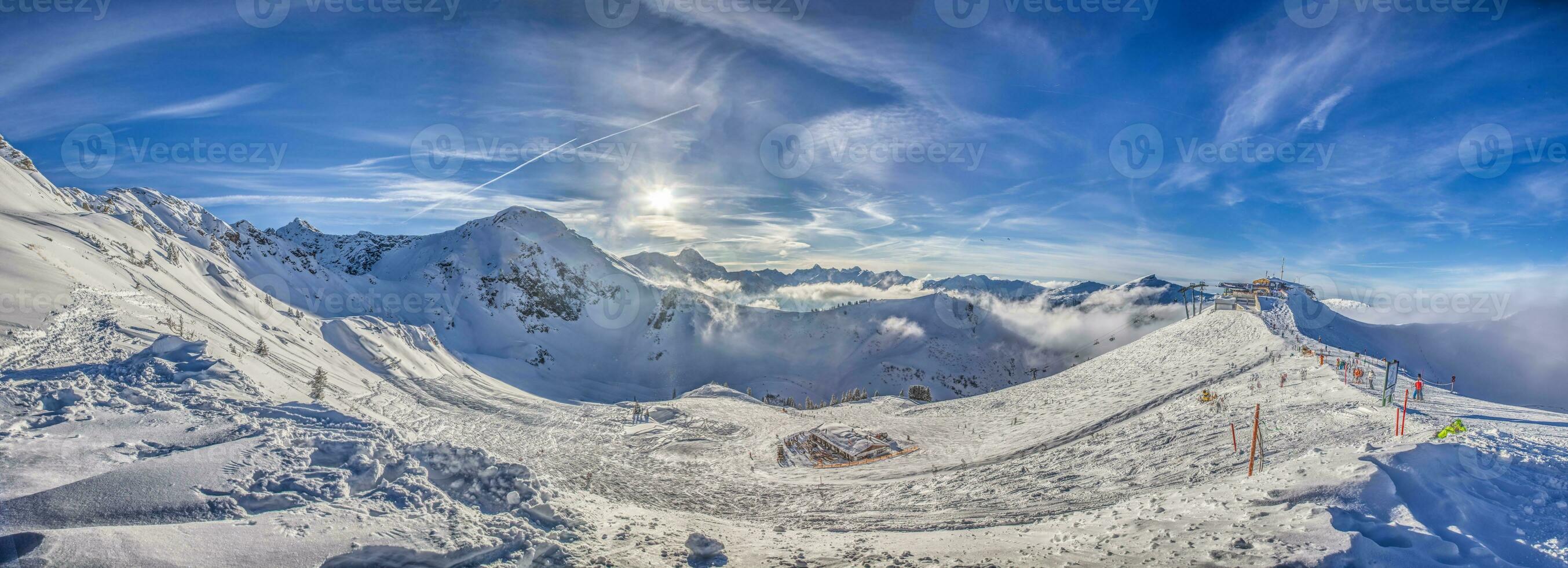 panorama- bild av en åka skidor backe i kanzelwand åka skidor tillflykt i kleinwalsertal dal i österrike foto