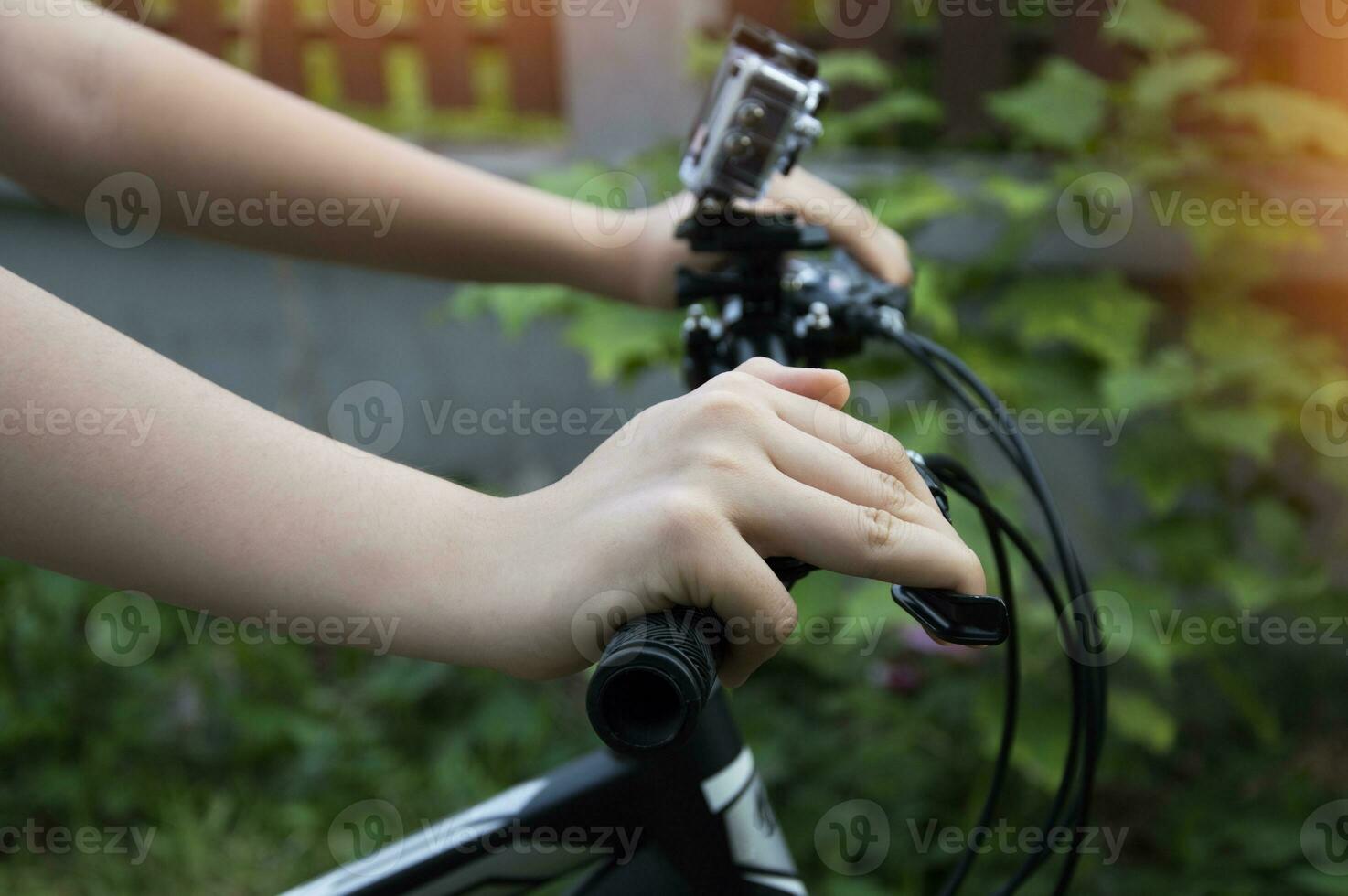 kvinnas hand innehav de styret av en berg cykel foto