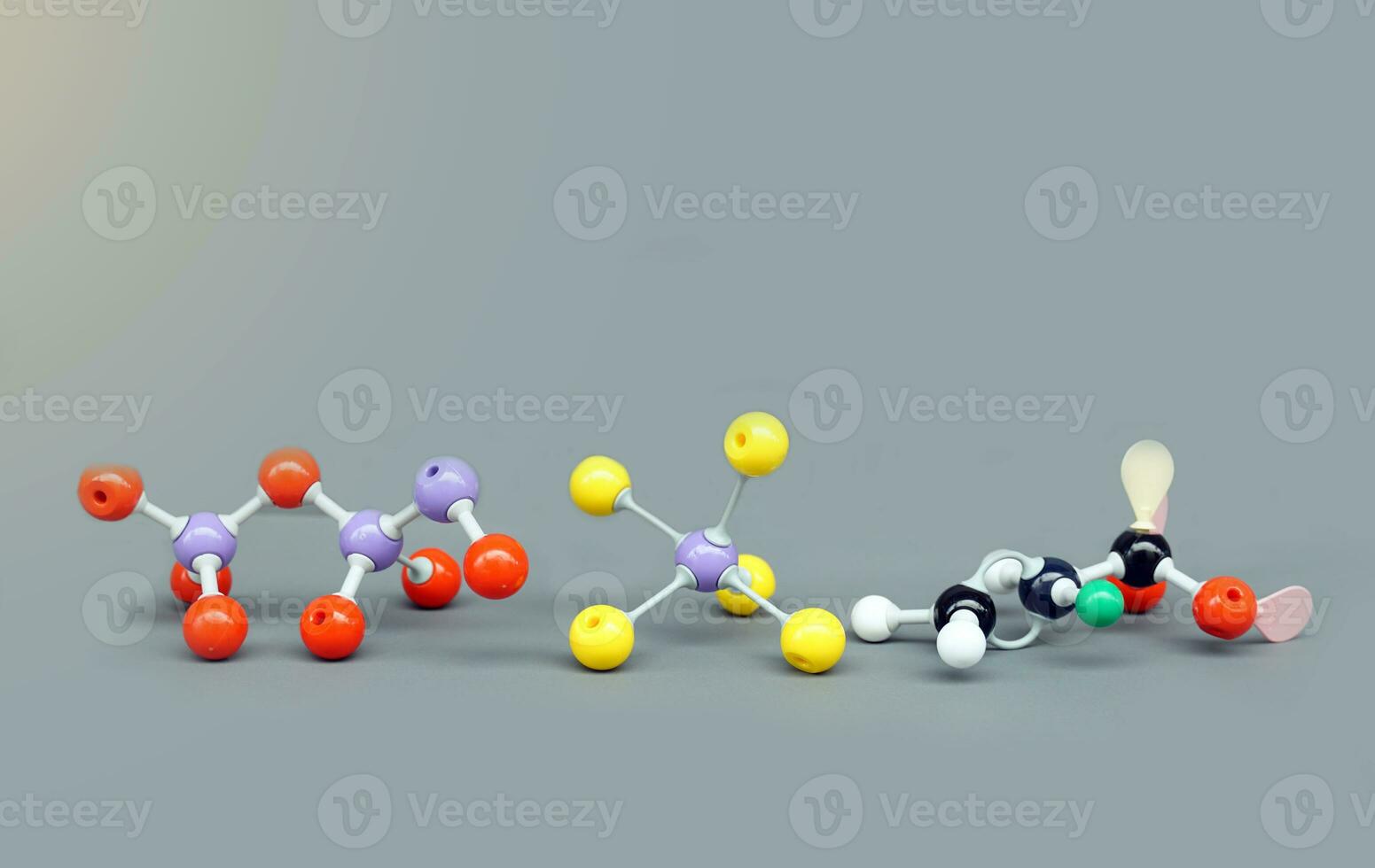 simulera form av kovalent molekyler på grå bakgrund. mjuk och selektiv fokus. foto