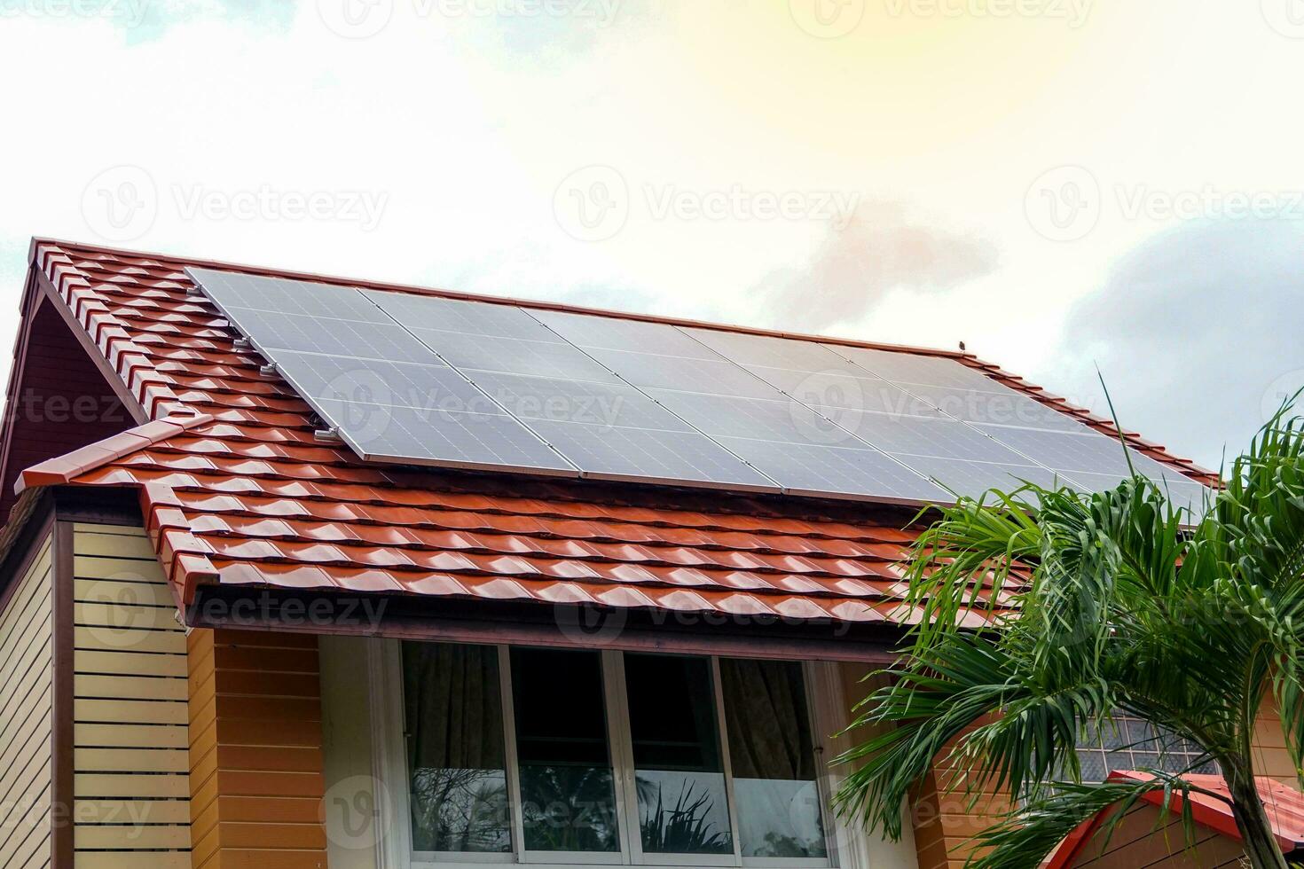 hus den där använda sig av sol- celler alstrande elektricitet för egen använda sig av, begrepp, förnybar energi, energi och miljö bevarande, global uppvärmning. foto