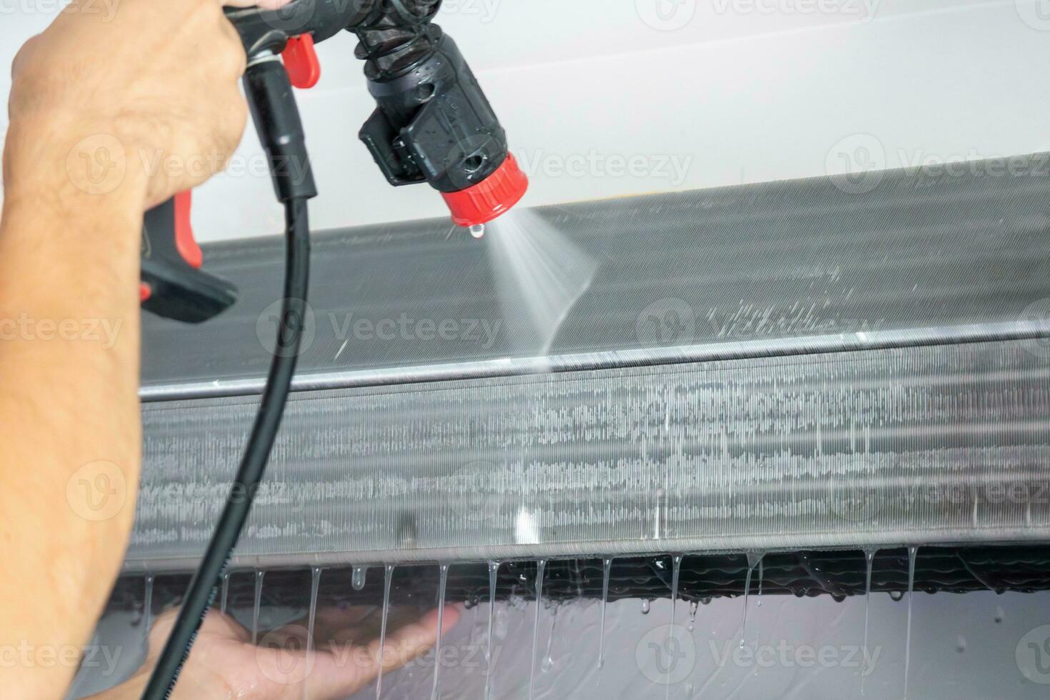 luft konditionering rengöring service med vatten spray foto