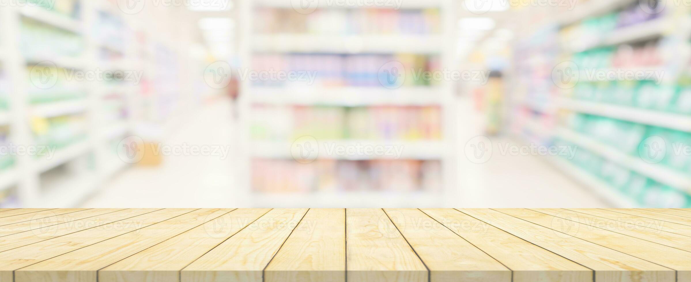trä tabell topp med mataffär matvaror Lagra suddig bakgrund med bokeh ljus för produkt visa foto