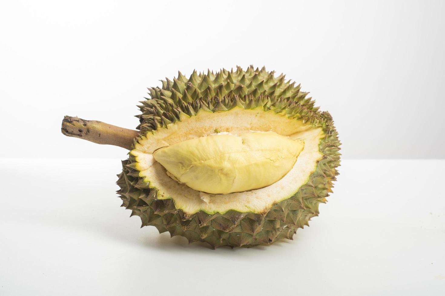 durian på vit bakgrund foto