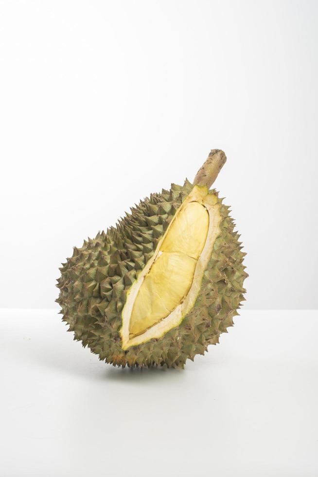 durian på vit bakgrund foto