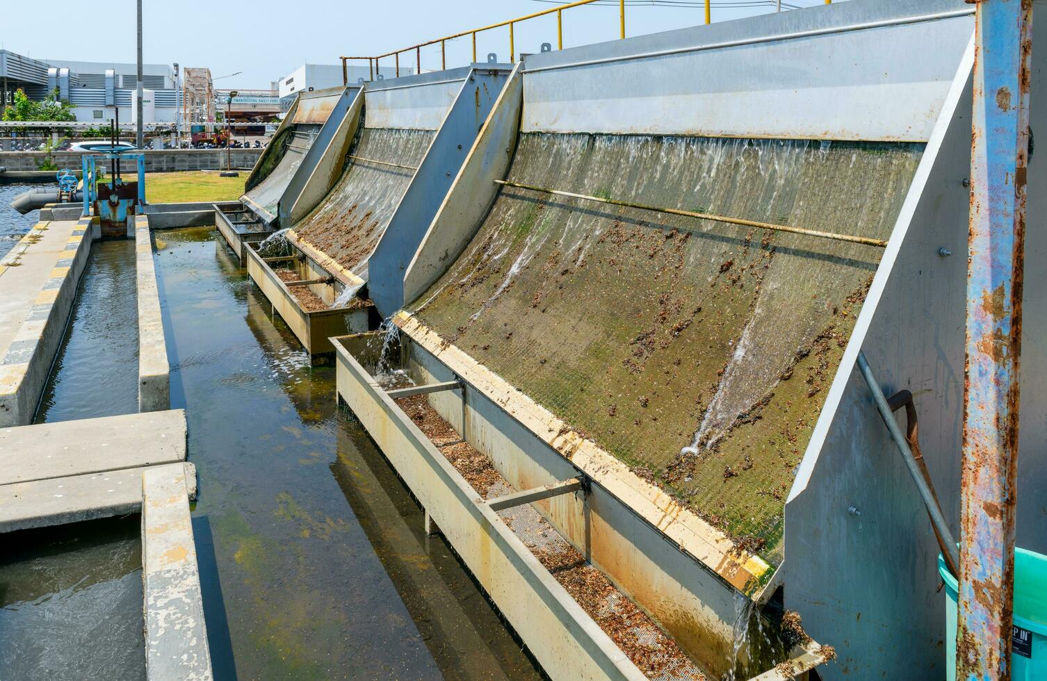 sediment filtrera i avloppsvatten behandling damm eller luftad lagun. miljö- vetenskap foto