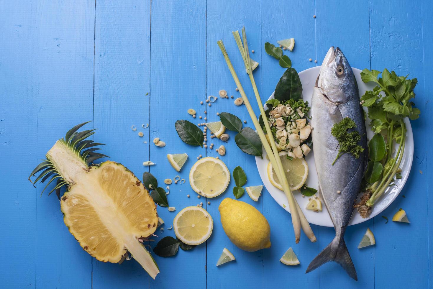 fiskmat med ingredienskryddor på blått bord foto