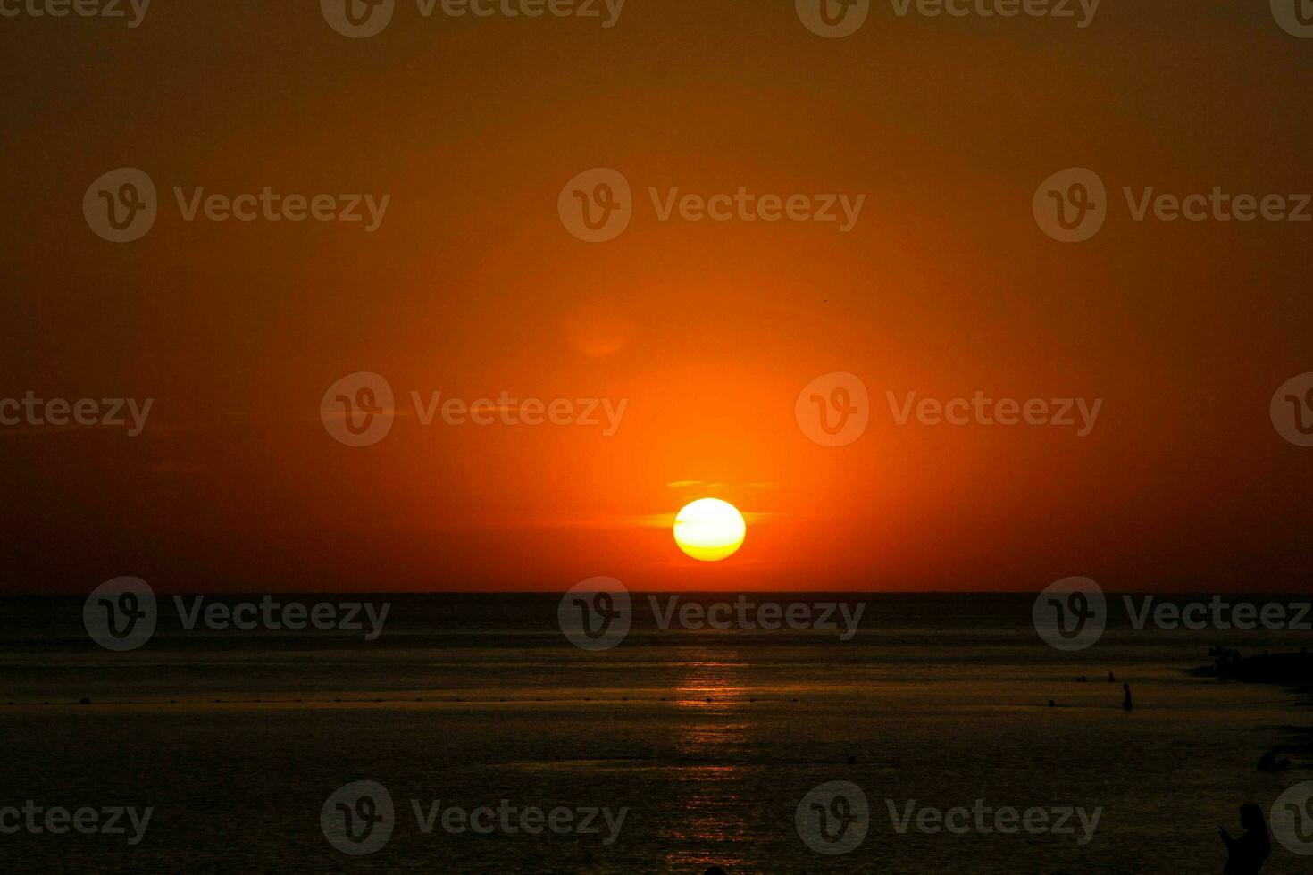 skön dramatisk mörk solnedgång ovan de hav foto