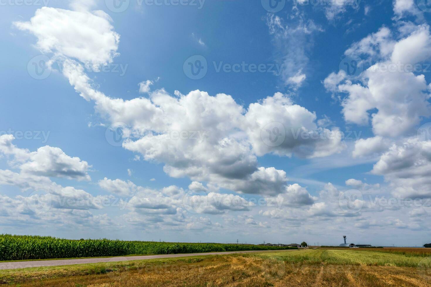 blå himmel bakgrund med vit randig moln i himmel och oändlighet Maj använda sig av för himmel ersättning foto