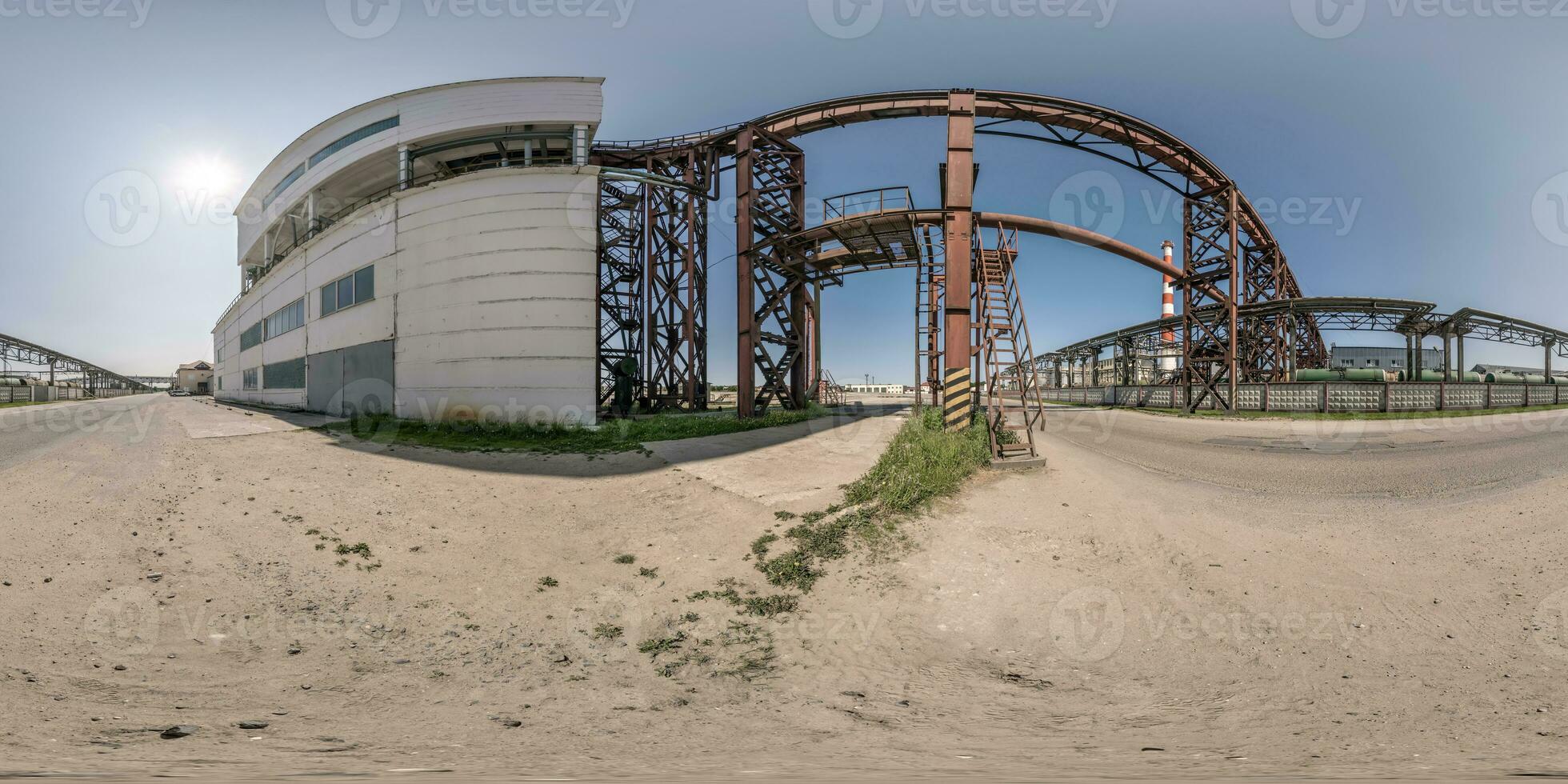 sfärisk 360 hdri panorama nära industriell arkitektur och kommunikation, rör och metall strukturer i likriktad sömlös utsprång foto