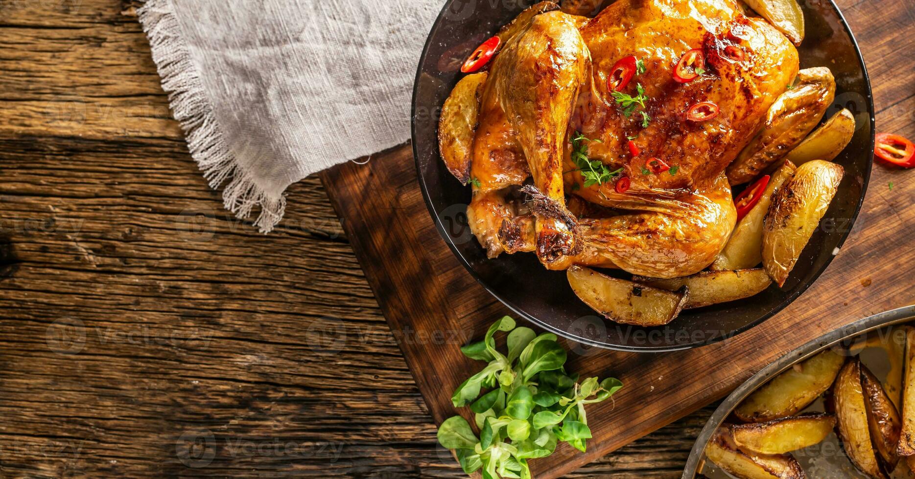 rostad kyckling och amerikan potatisar med chili paprikor och örter - topp av se foto