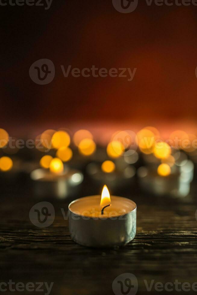 många ljus symoliserande begravning religios jul spa firande födelsedag andlighet fred minnesmärke eller Semester brinnande på natt foto
