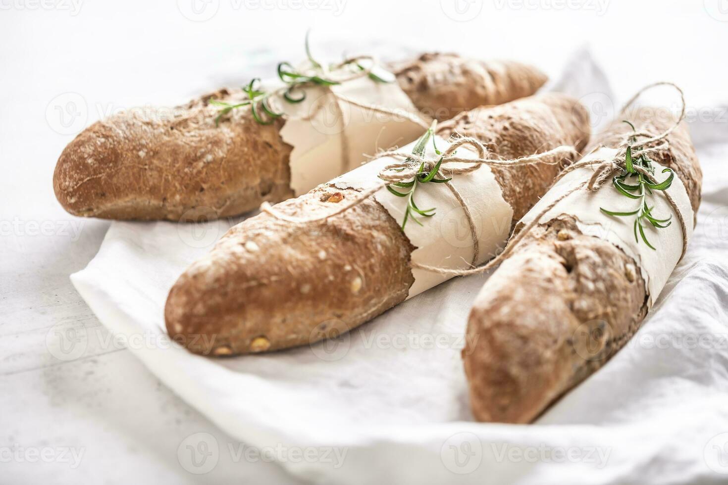 mjuk och knaprig baguetter från fullkorn mjöl på en vit bakgrund foto
