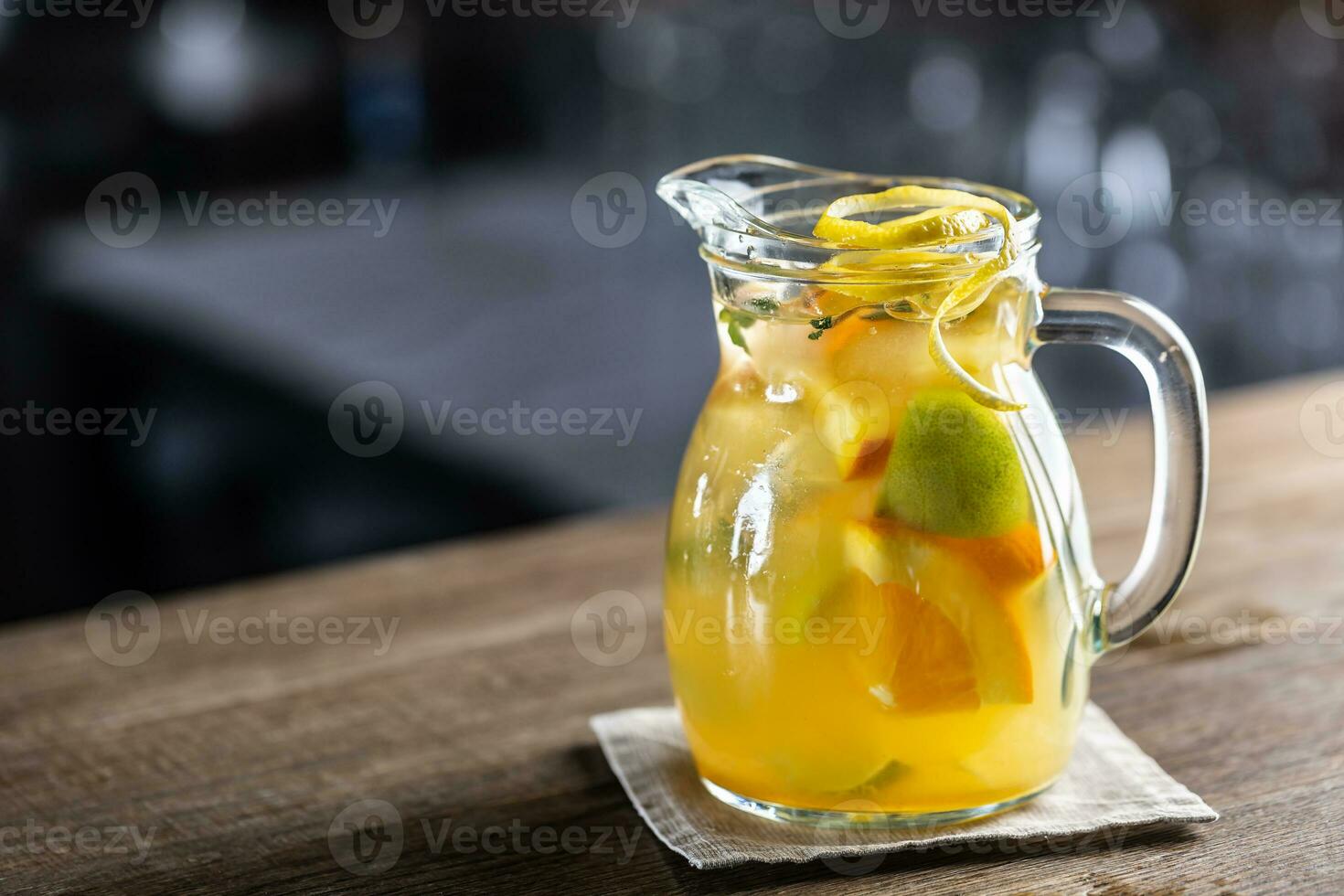 färsk citronsaft med olika citrusfrukter i en full burk med färsk kilar av frukt inuti foto