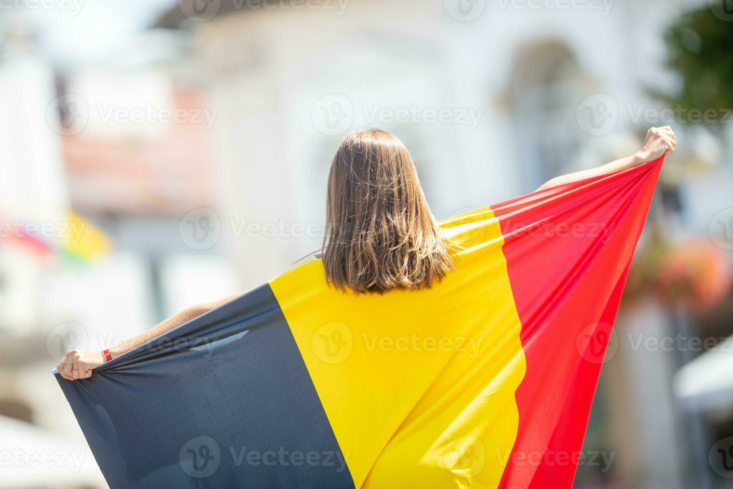 attraktiv Lycklig ung flicka med de belgisk flagga foto