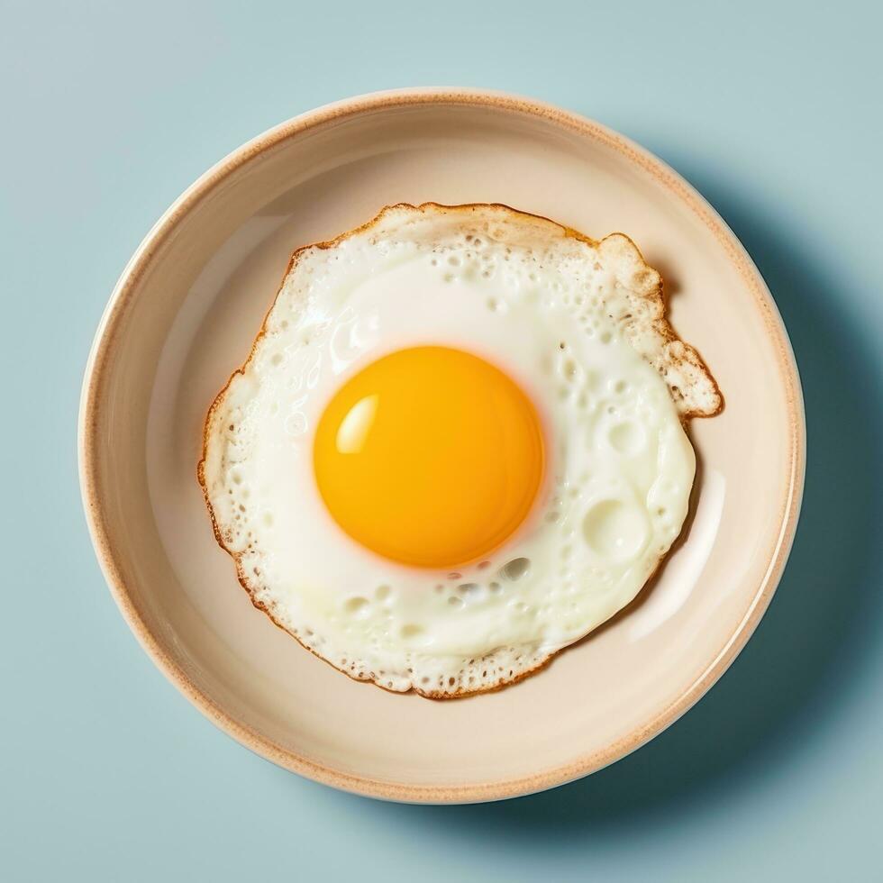 friterad ägg med gul äggula eras på blå keramisk tallrik foto