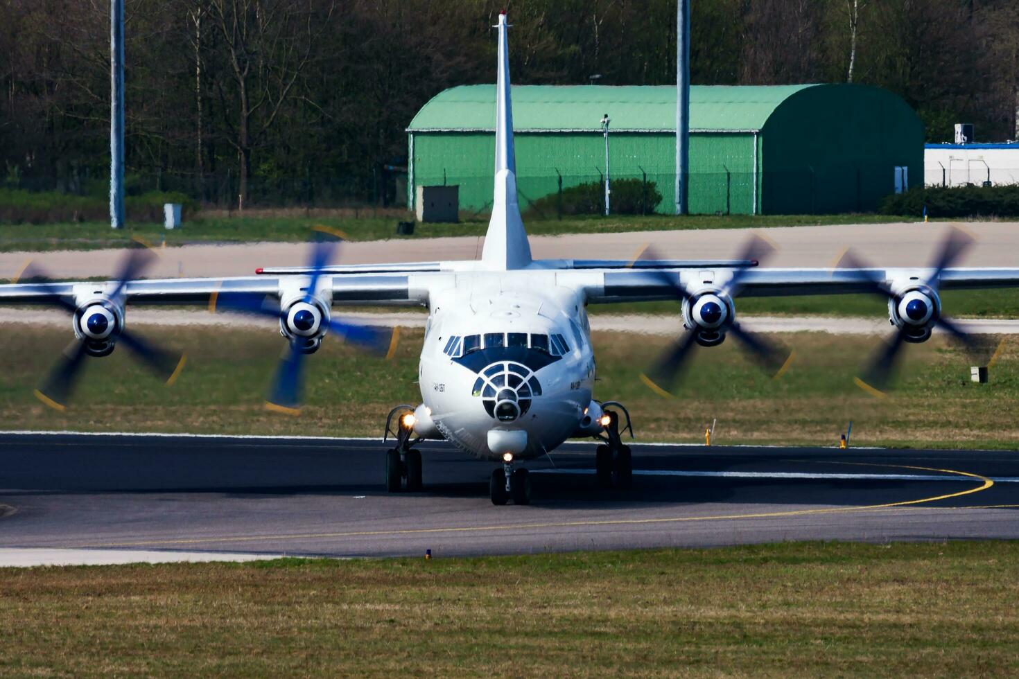 cavok luft frakt plan på flygplats. luft frakt och frakt. flyg och flygplan. transport industri. global internationell transport. flyga och flygande. foto