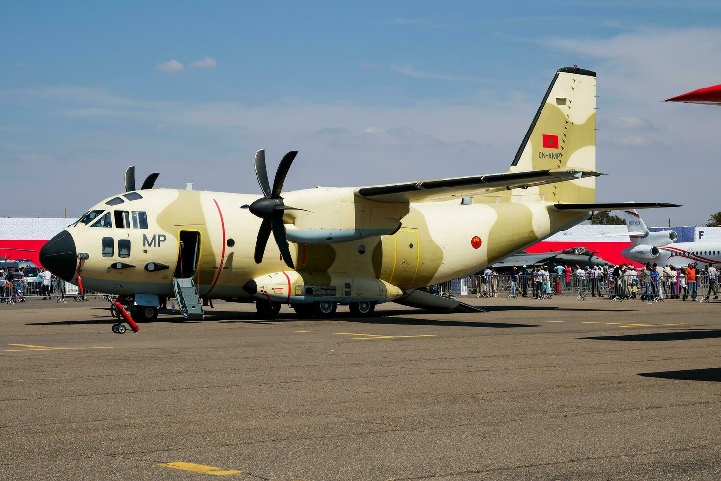 militär transport plan på luft bas. luft tvinga flyg drift. flyg och flygplan. luft hiss. militär industri. flyga och flygande. foto