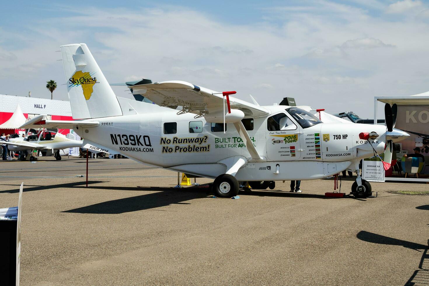 kommersiell plan på flygplats och flygfält. små och sport flygplan. allmän flyg industri. vip transport. civil verktyg transport. flyga och flygande. foto