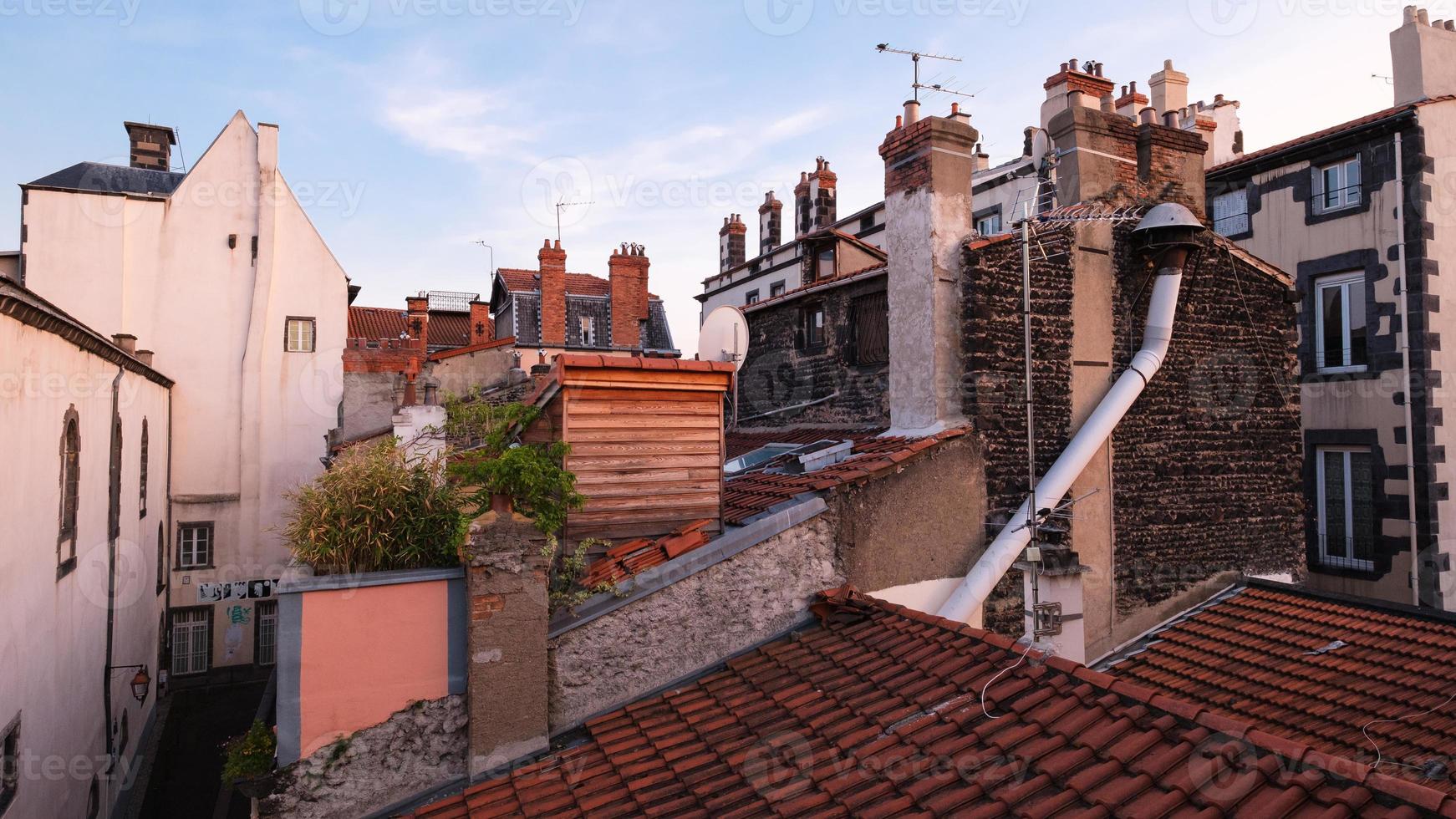 tak i Clermontferrand vid solnedgången Auvergne Frankrike foto