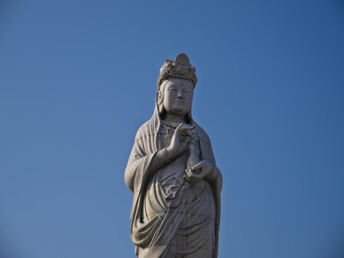 Buddha staty i Naksansa tempel, Sydkorea foto