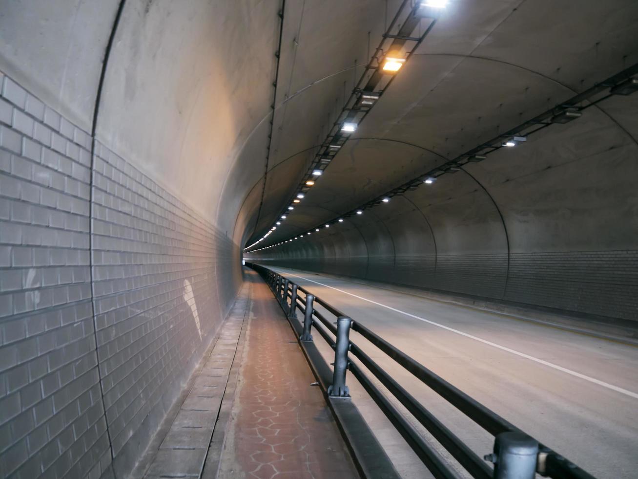 tunnel i staden Yeousu, Sydkorea foto