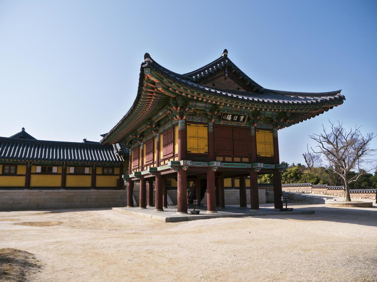 traditionell koreansk arkitektur i Naksansa-templet, Sydkorea foto