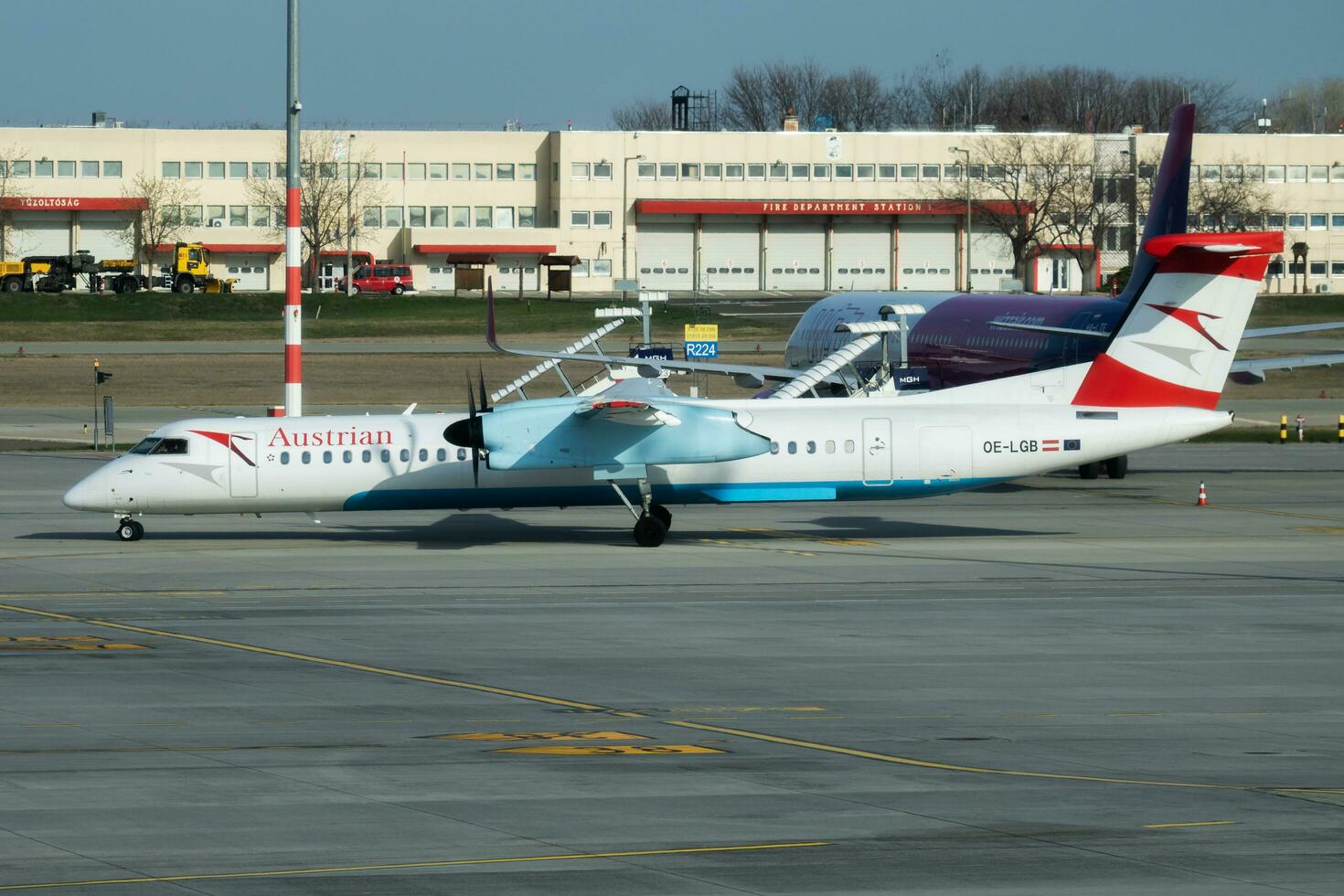 österrikiska flygbolag bombardier dhc-8 q400 oe-lgb passagerare plan avresa och ta av på budapest flygplats foto