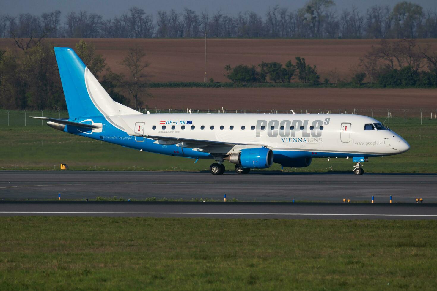 människors viennalin embraer 170 oe-lmk passagerare plan ankomst och landning på wien internationell flygplats foto