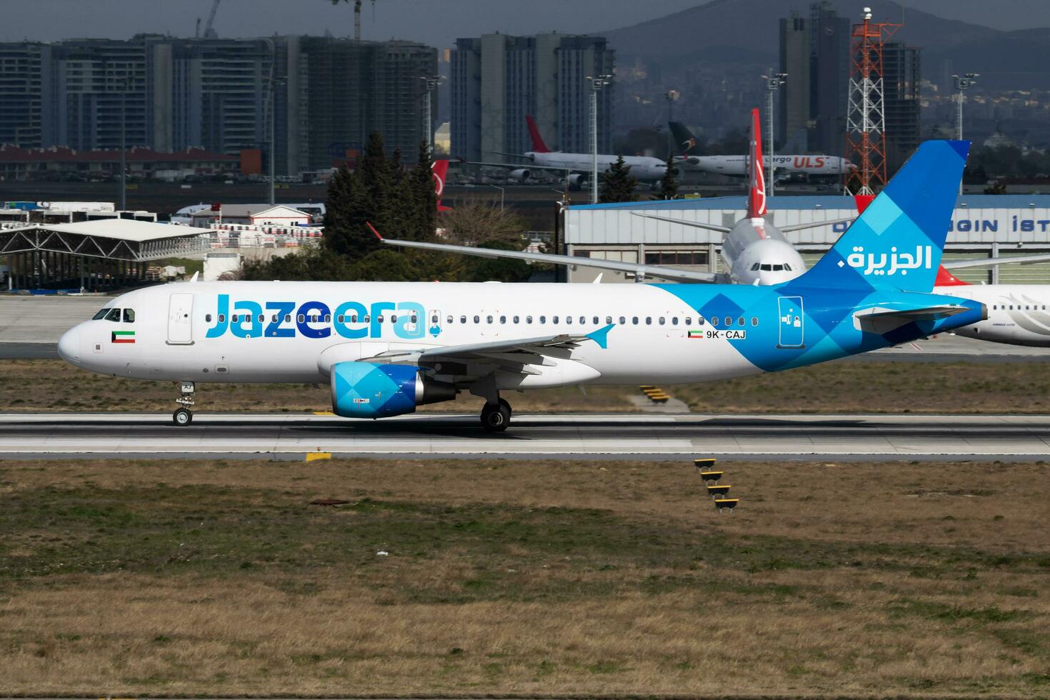 jazeera luftvägarna flygbuss a320 9k-caj passagerare plan avresa på istanbul ataturk flygplats foto