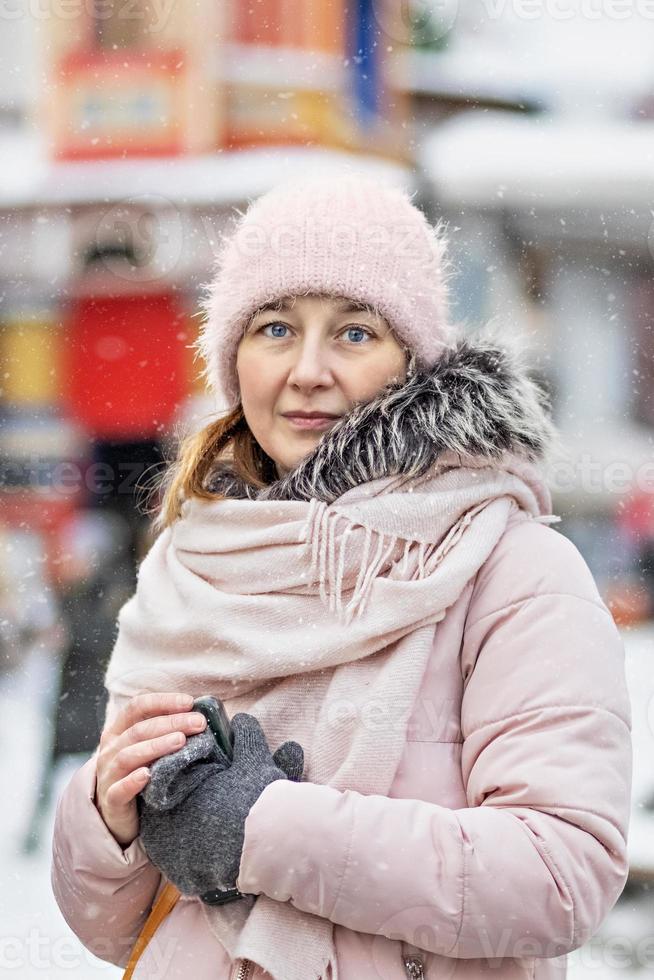 porträtt av en ung kvinna i varma vinterkläder utomhus medan du reser foto