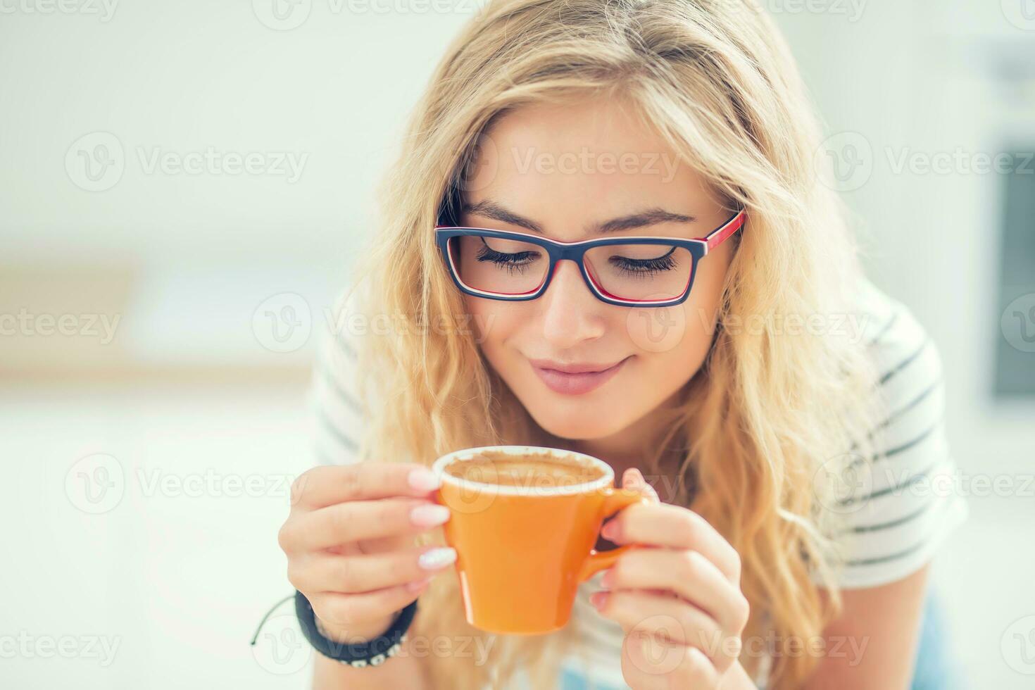 kopp av kaffe i hand av Lycklig ung kvinna. foto