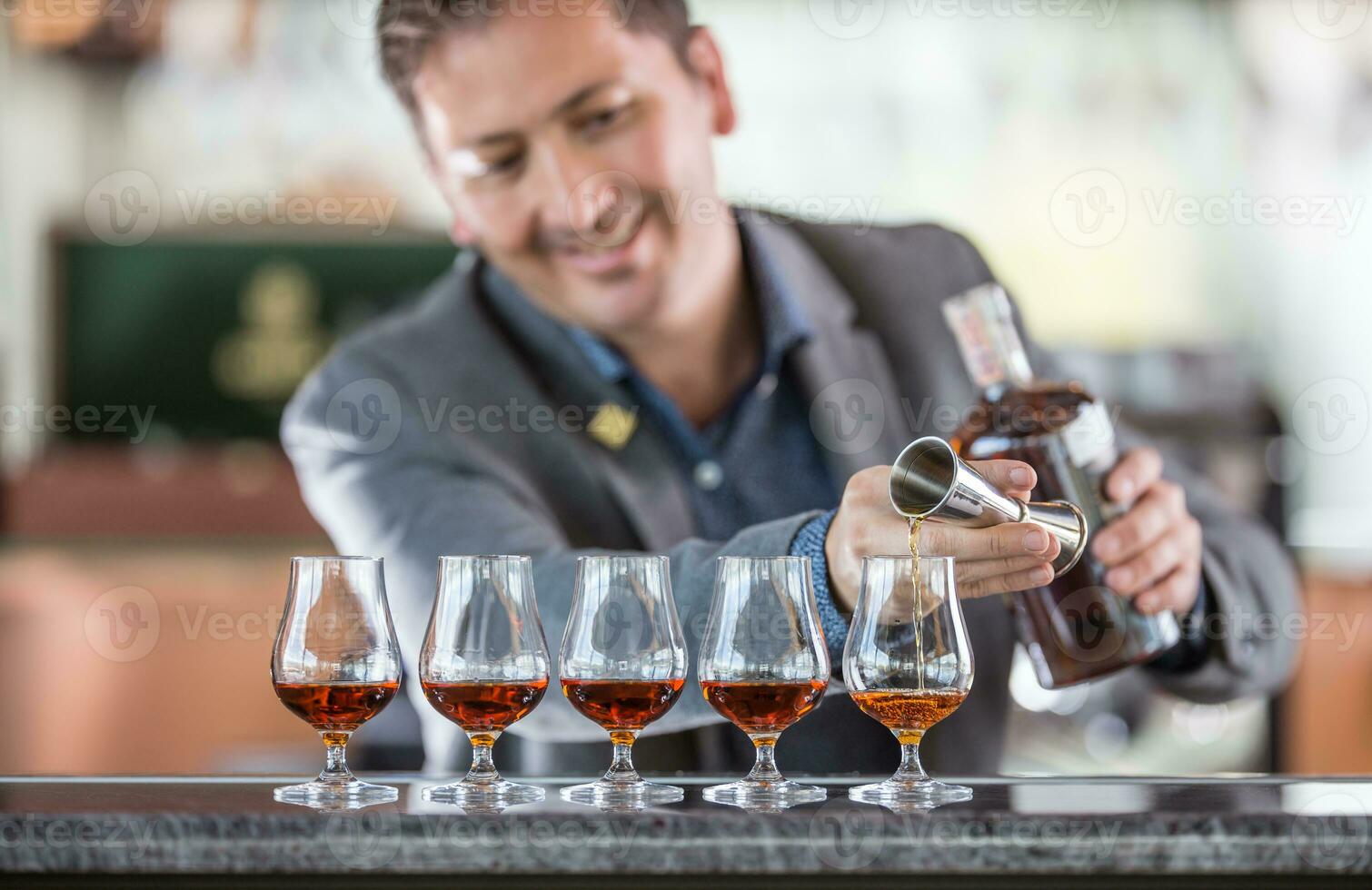 bartender professionell framställning fem alkoholhaltiga drycker. foto