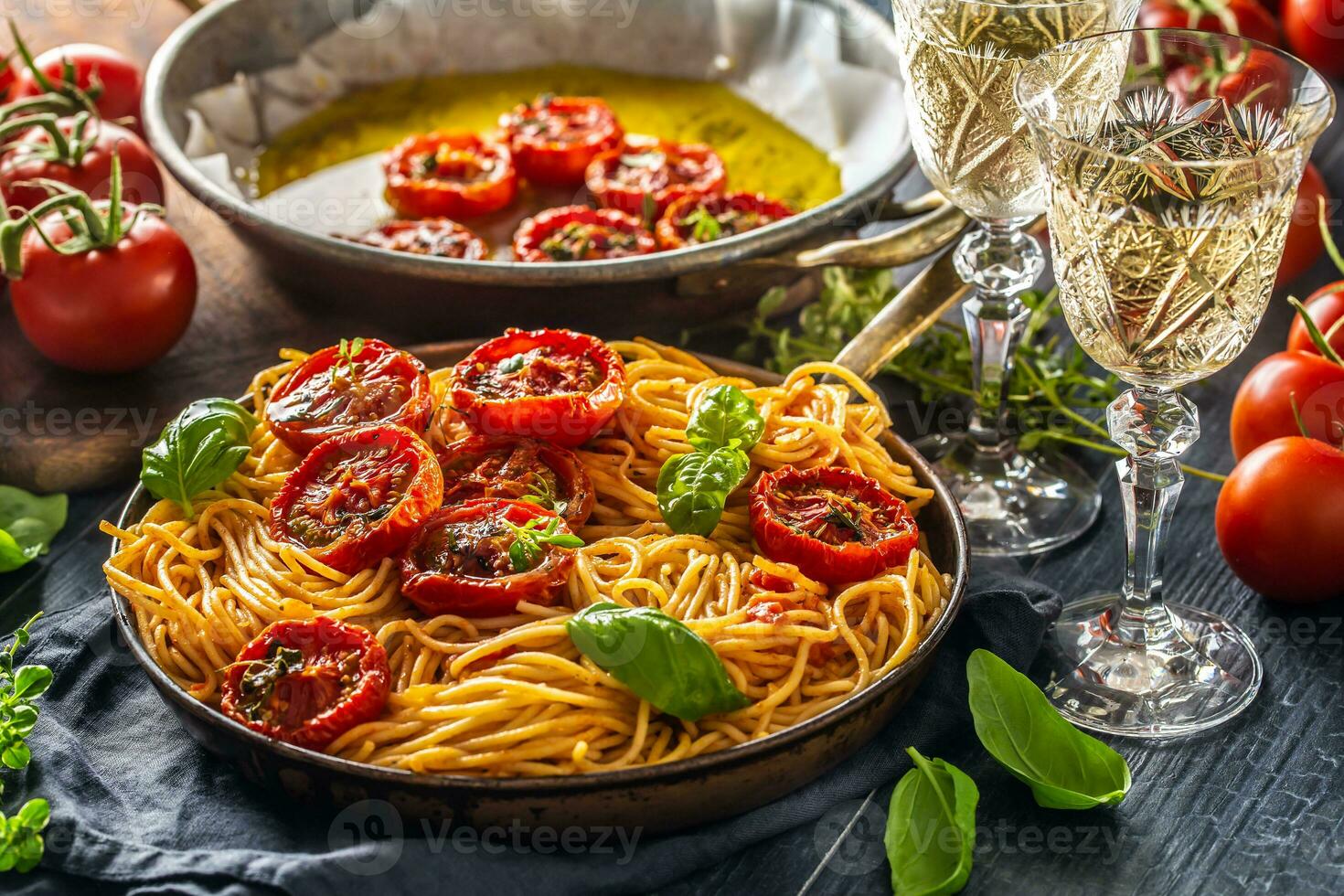 italiensk pasta spaghetti med rostad tomater basilika oregano timjan och vit vin foto