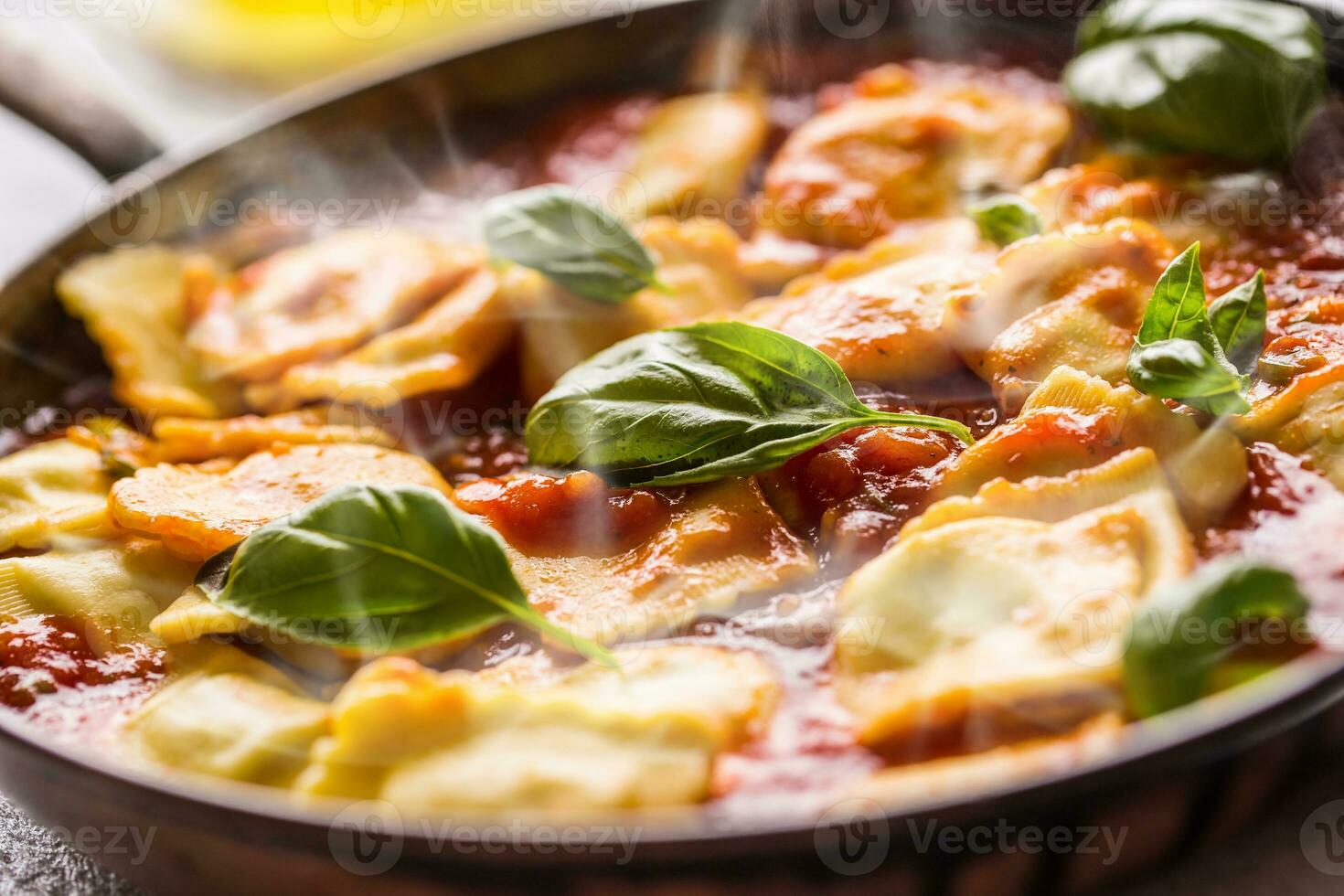 italiensk eller medelhavs mat pasta ravioli av tomat sås. foto