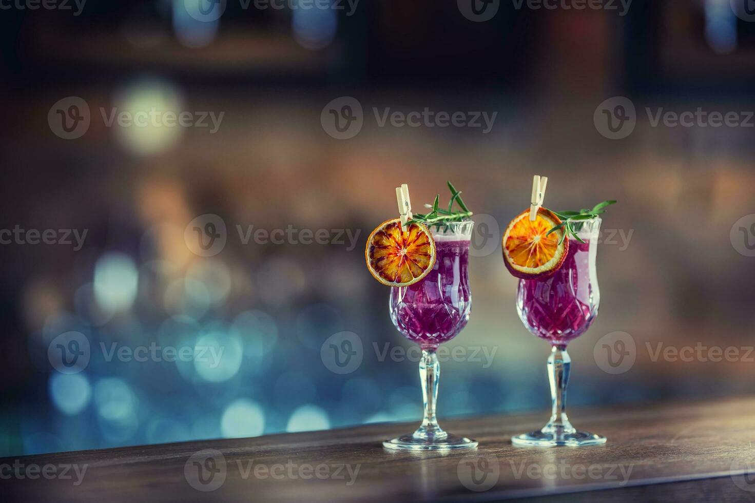 cocktail dryck. alkoholhaltig cocktail dryck på bar disken i pub eller restaurang foto