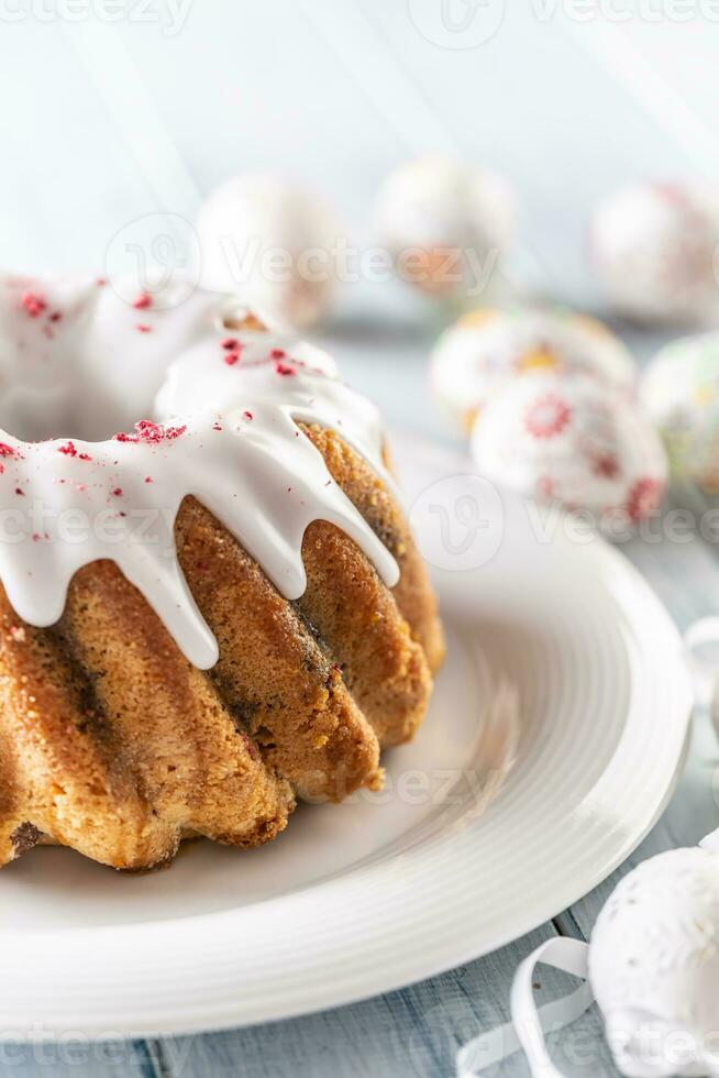 festlig påsk marmor kaka med glasyr socker med handdekorerade ägg foto