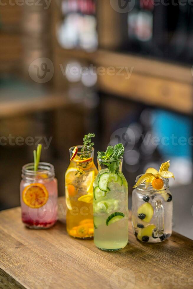 lemonader. lemonader med färsk tropisk frukt och gurka på bar disken i pub eller restaurang foto