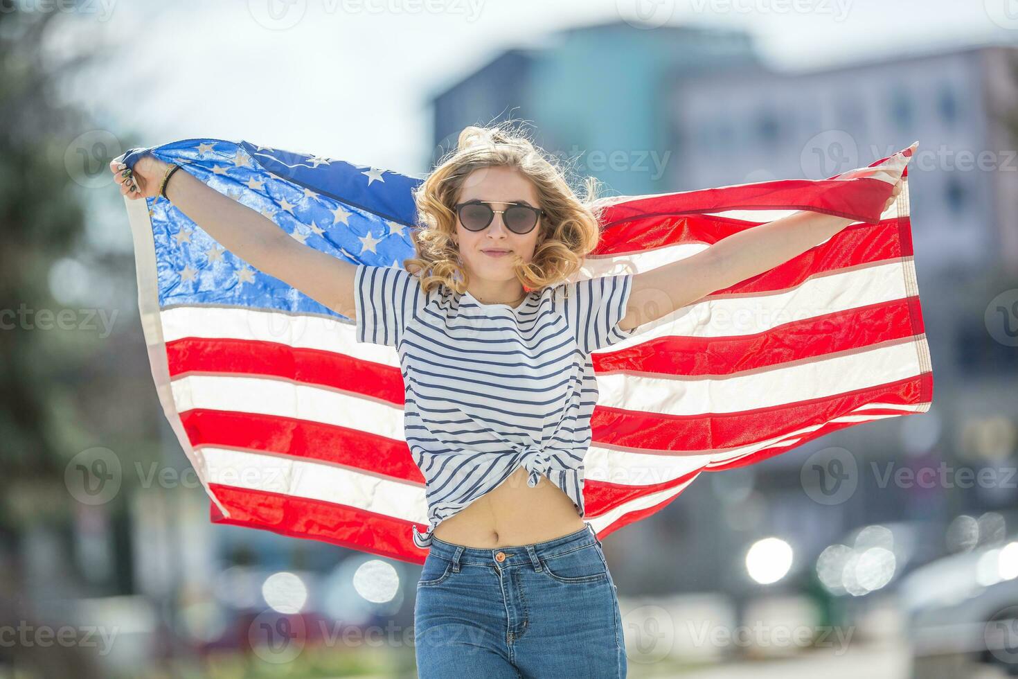 attraktiv Lycklig ung flicka med de flagga av de förenad stater av Amerika foto