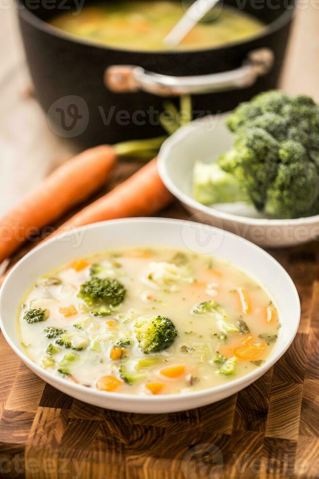 vegetabiliska soppa från broccoli morot lök och Övrig Ingredienser. friska vegetarian mat och måltider foto